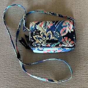 vera bradley cross body /wristlet purse
both crossbody strap & wristlet strap